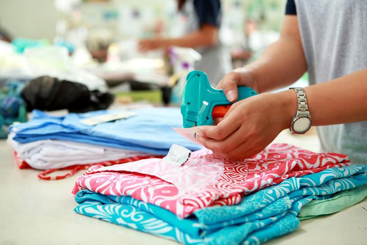服装产品在纺织工厂贴标过程技术工人